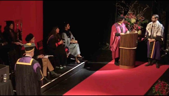 Eski bakanın oğlu Londra'daki mezuniyet töreninde Filistin'e desteğiyle dikkat çekti