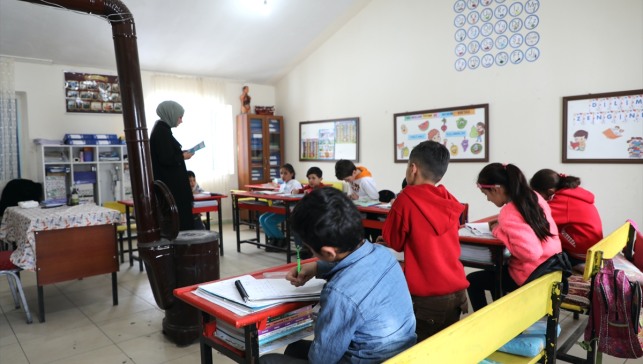 İlkokul arkadaşı kadın öğretmenler, aynı köy okulunda öğrencileri geleceğe hazırlıyor