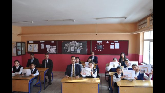 Kaymakam Demirtaş öğrencilerin karne sevincine ortak oldu