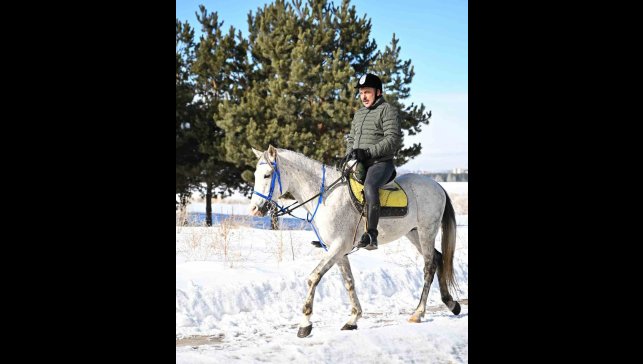 Vali Çiftçi'den atla kar safarisi