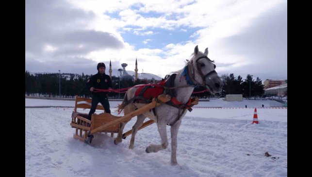 Erzurum'da atlı kızak heyecanı