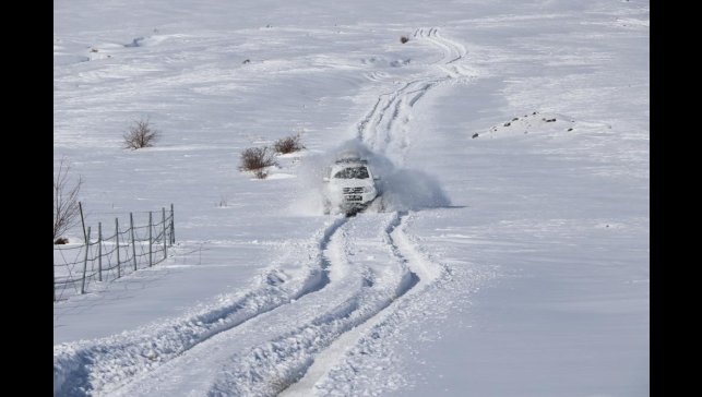 Erzincan'da karlı dağları aşan paletli ambulanslar hastaların derdine derman oluyor