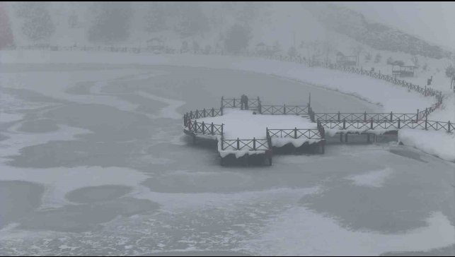 Erzincan'da buz tutan şelale, göl ve göletler havadan görüntülendi