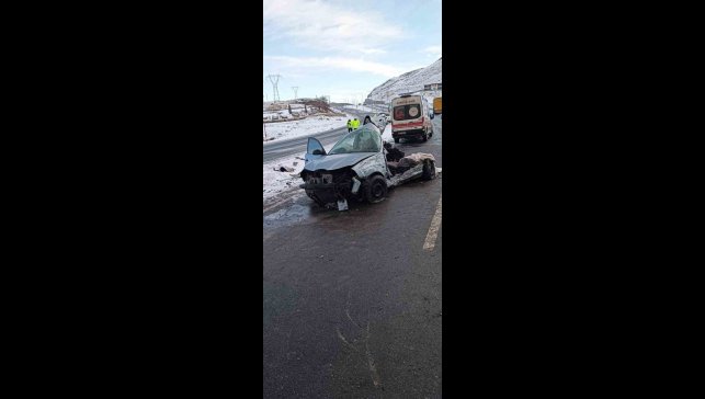Tırla çarpışan otomobil kağıt gibi ezildi: 1 ölü, 2 yaralı
