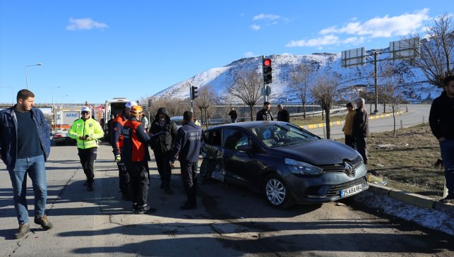 Muş'ta iki otomobilin çarpıştığı kazada 6 kişi yaralandı