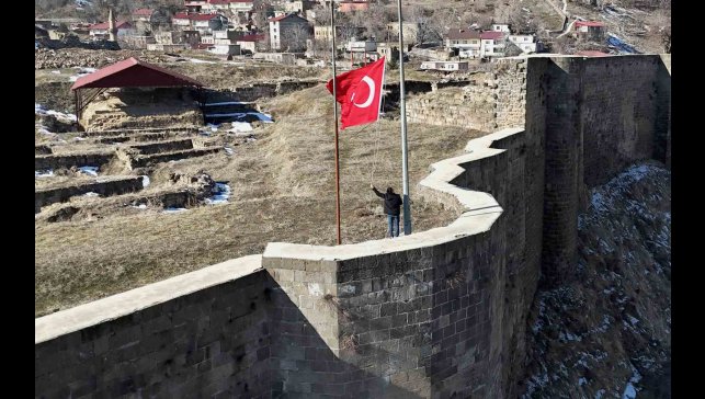 Bitlis Kalesi'nde bayrak yarıya indirildi