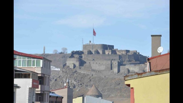 Kars'ta bayraklar yarıya indirildi