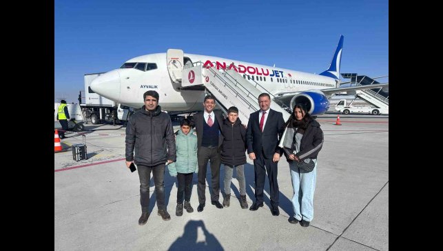 Hamur Kaymakamı Mahir, pilot olma hayali kurulan öğrencilerle havalimanını gezdi