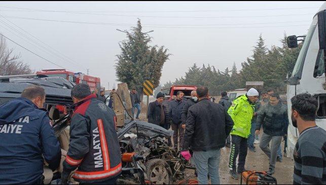 Malatya'da kamyon ile hafif ticari araç çarpıştı: 3 yaralı