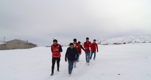 Türk Kızılayı'nın yardımlarıyla ısınıyorlar