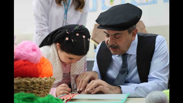 Milli Eğitim Bakanı Tekin: "Biz çocuklarımız adet ve gelenekleri öğrensinler istiyoruz"