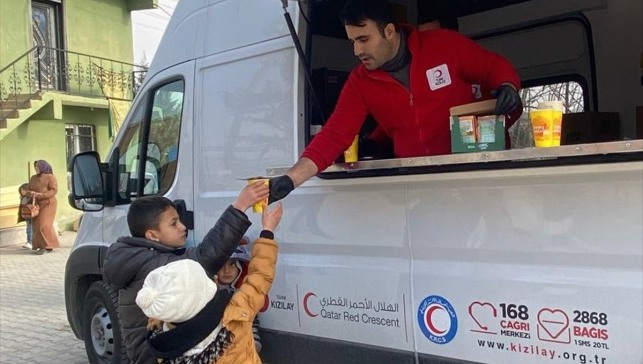 Türk Kızılay Doğubayazıt'ta mezarlık ziyareti yapanlara çorba ikram etti