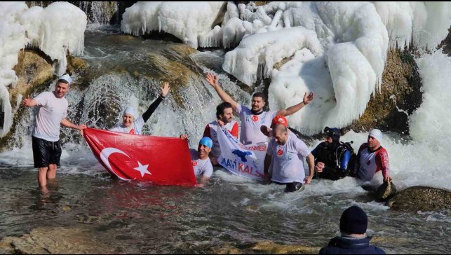 Van Gölü aktivistleri dondurucu soğuğa rağmen Muradiye şelalesine girdiler