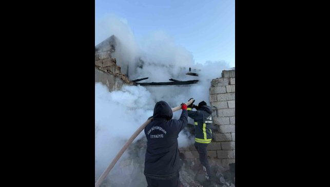 Çaldıran'da ahır yangını