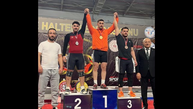 Erzincanlı Halterci Özbay, Türkiye birincisi oldu