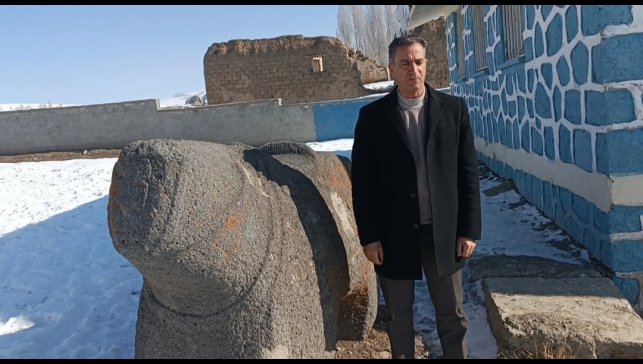 Mahalleye ismini veren tarihi at heykeli muhtara zimmetlendi