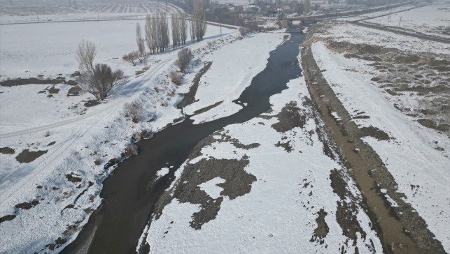 Termometrelerin sıfırın altında 32 dereceyi gösterdiği Ardahan Göle gece buz kesti