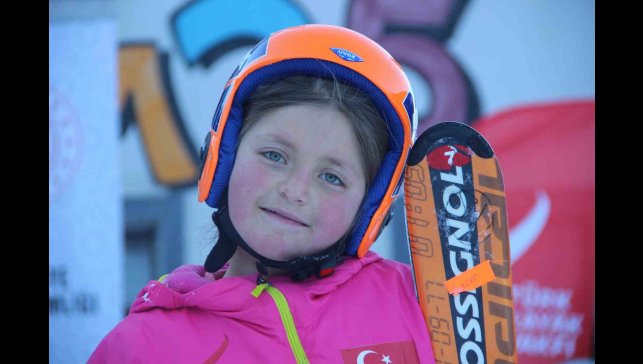 Köy çocukları Palandöken'de kayakla tanıştı