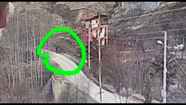 Altı evden çaldıklarını beyaz torbaya koyup ticari taksiye yükledikten sonra kaçtı