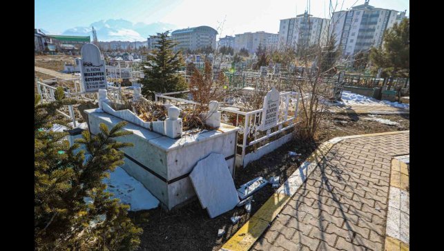 Van'da mezarlığa saldırı: Onlarca mezar tahrip edildi