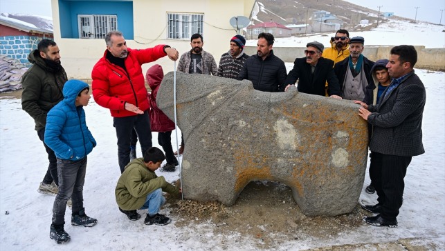 Mahallenin simgesi haline gelen 7 tonluk at heykeline gözleri gibi bakıyorlar