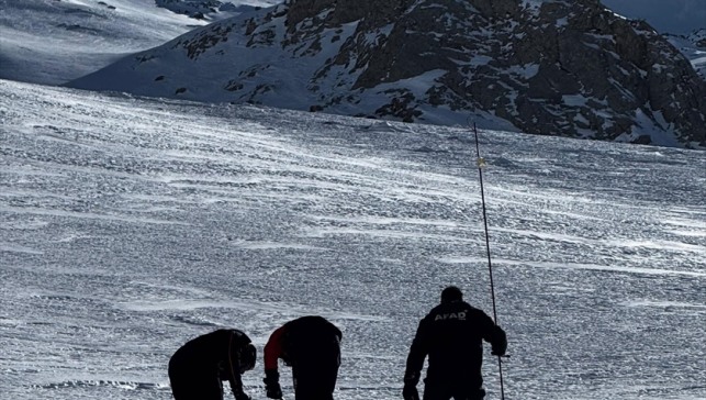 Van'da 13 kişilik ekip, Bahçesaray yolunda çığ tehlikesi olan noktalarda inceleme yaptı