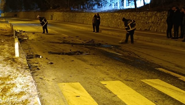 Bitlis'te üç aracın karıştığı trafik kazasında 4 kişi yaralandı