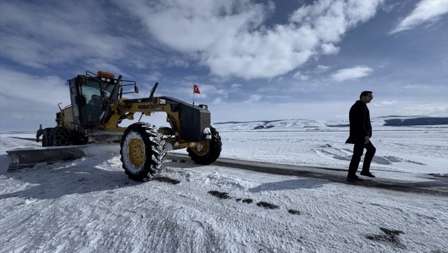 Ardahan'da kapanan köy yollarında karla mücadele çalışmaları başlatıldı