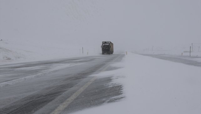 Iğdır'da kapanan köy yollarında karla mücadele çalışmaları sürüyor