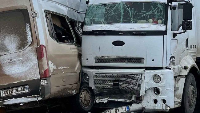 Ağrı'da Çekici ile Minibüs Çarpıştı: 2'si Ağır 8 Yaralı