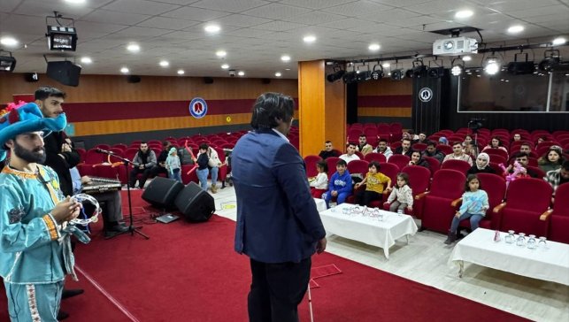 Hakkari'de "Karagöz ve Hacivat" oyunu sahnelendi