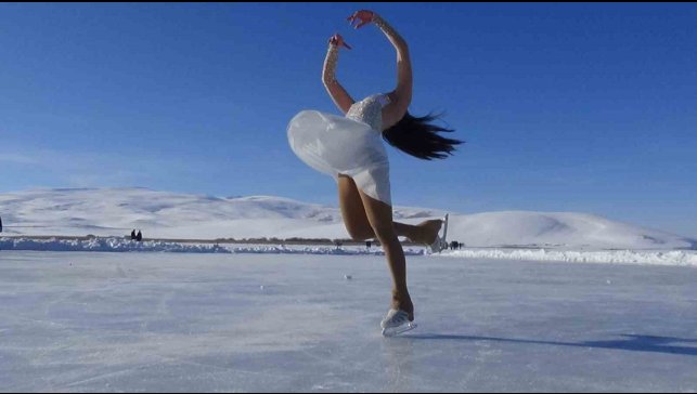 Çıldır Gölü'nün donan yüzeyinde milli sporculardan nefes kesen gösteri