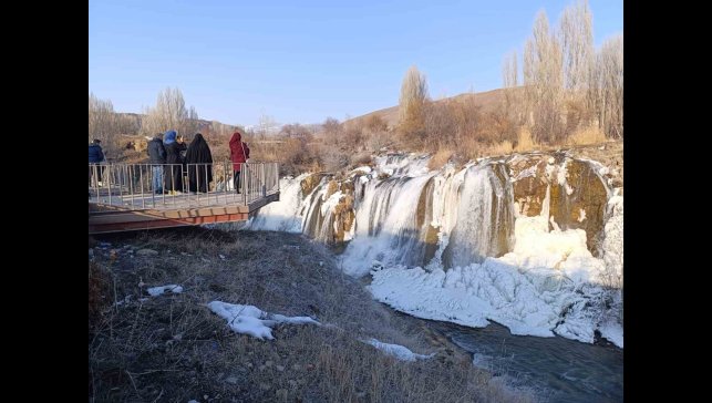 Yarıyıl tatilini fırsat bilen aileler Muradiye Şelalesi'ne akın etti
