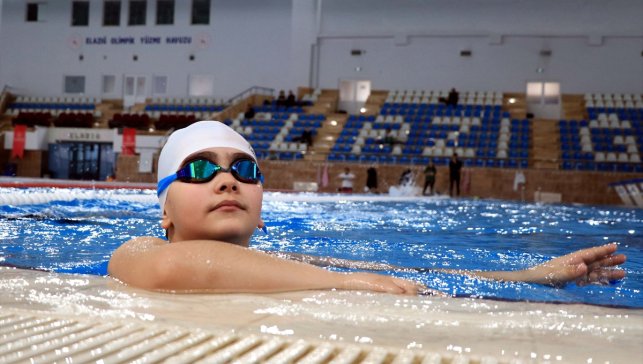 Boğulma tehlikesi geçiren Berat, su korkusunu yenmek için başladığı yüzmede şampiyonluklara doymuyor
