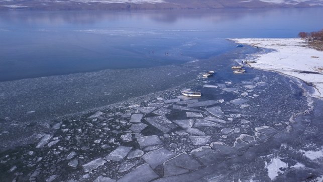 Bitlis'teki Nazik Gölü'nün yüzeyi buz tuttu