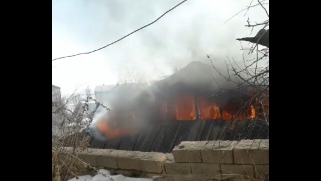 Yüksekova'da yanan ev kullanılamaz hale geldi