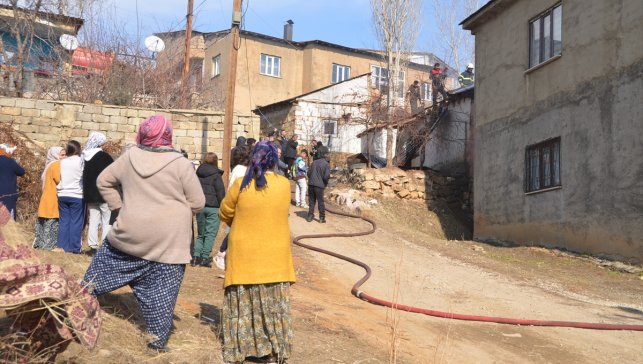 Yüksekova'da yangın çıkan ev kullanılamaz hale geldi