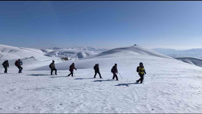 Muş'ta doğa tutkunları Çavuştepe zirvesine tırmandı