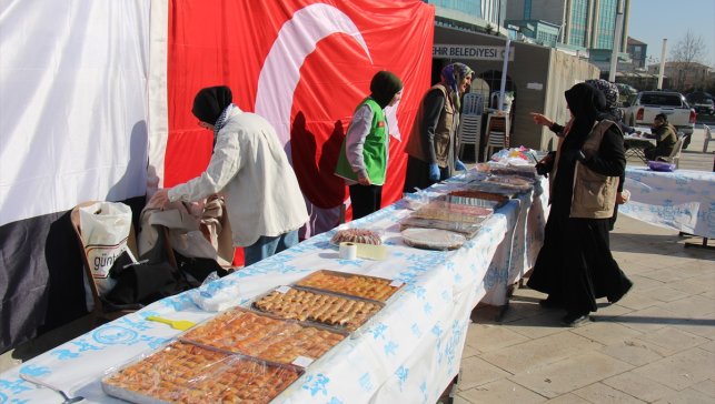 Malatyalı kadınlardan Gazze yararına kermes