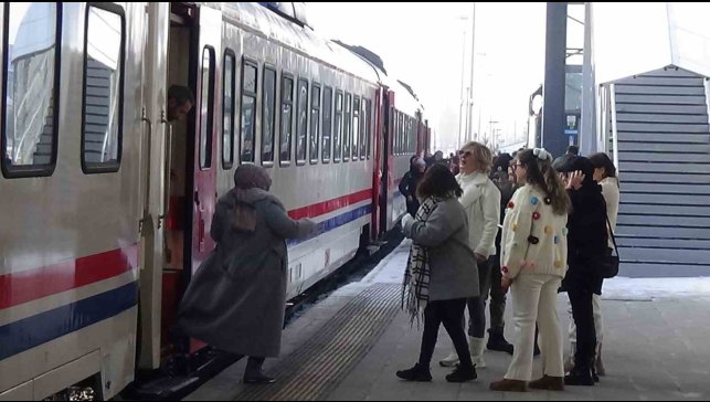 Kars'tan Erzurum'a 'dolu dolu' tren yolculuğu