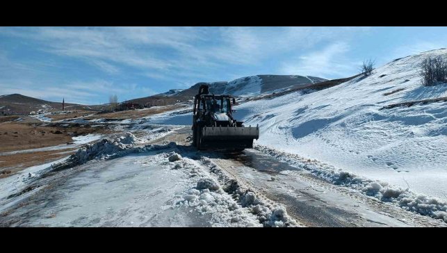 Iğdır'ın dağ köylerinde tipi ve buzlanma nedeniyle kapanan yollar açılıyor