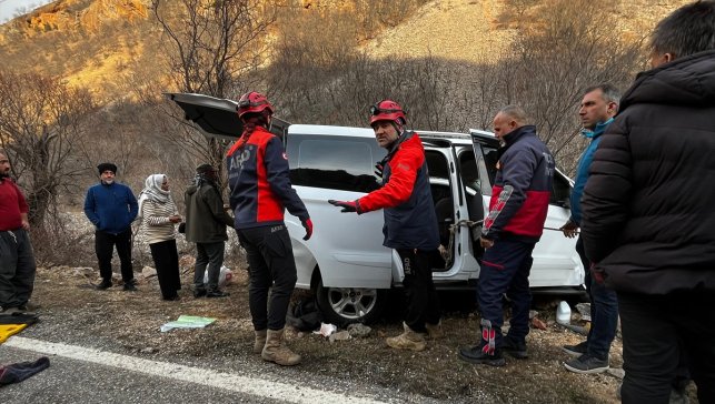 Tunceli'de kayaya çarpan araçtaki 1 kişi öldü, 6 kişi yaralandı