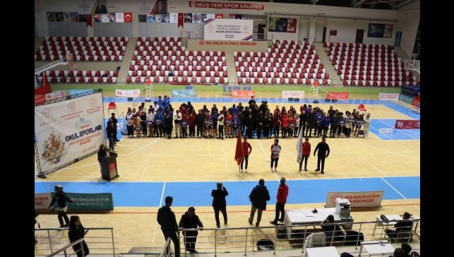 Muş'ta 'Okul Sporları Badminton Gençler Grup Müsabakaları' başladı