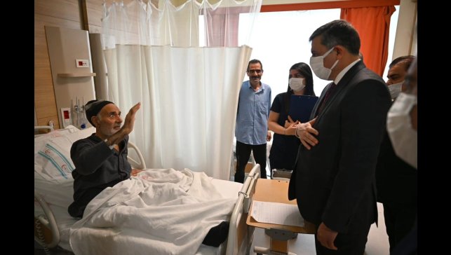Vali Çiftçi, Şehir Hastanesi'nde hastaları ziyaret etti