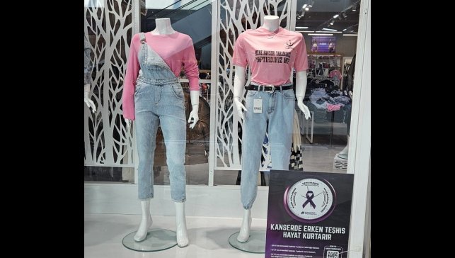 Elazığ'da kanser farkındalığı yazılı tişörtler vitrinlerde