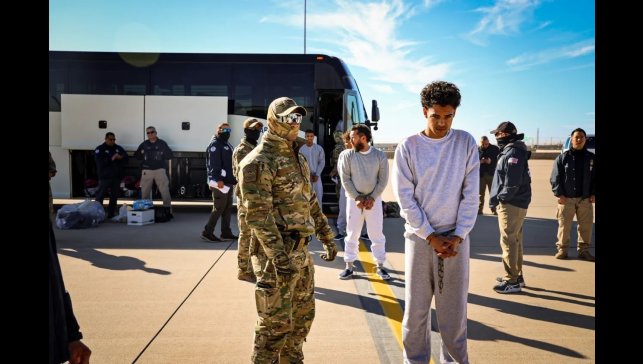 ABD, 10 "suçlu" göçmeni Guantanamo Körfezi'ne gönderdi