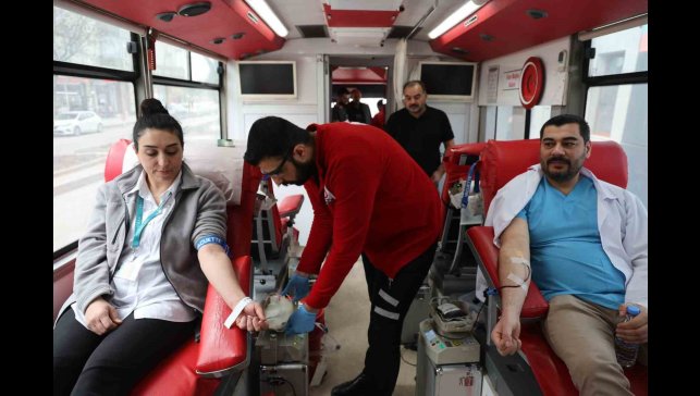 Elazığlı sağlık çalışanlarından örnek davranış: Kan bağışında bulundular