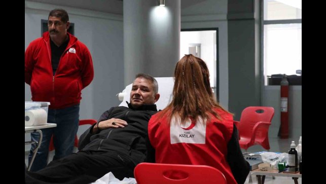 Ardahan Polisi'den Kızılay'a kan bağışı