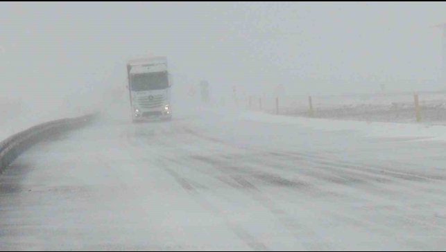 Kars'ta kar yağışı ve tipi etkili oluyor