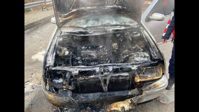Tutuşan otomobil, itfaiye tarafından söndürüldü